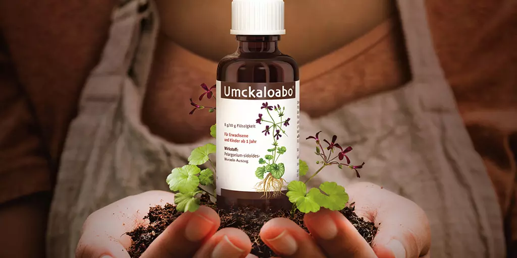 Umckaloabo® KeyVisual – Frau die eine Umckaloabo-Flasche in ihren Handflächen hält