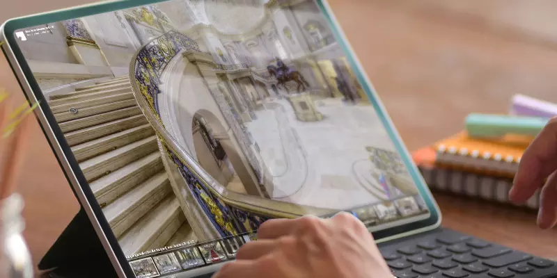 Aufsicht auf ein Laptop mit geöffneter Website des Bode Museums, die sich eine junge Frau anschaut