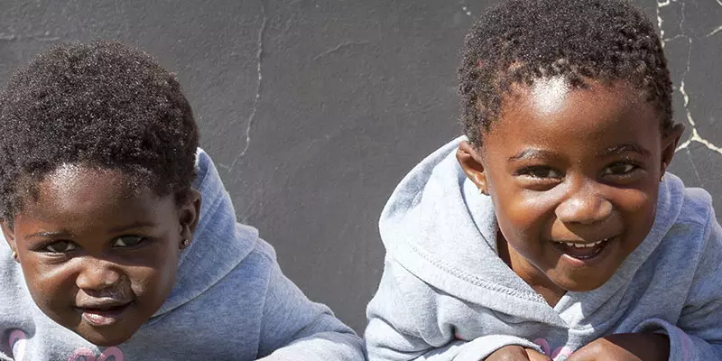 Zwei lachende Kinder aus einem Kindergarten in Südafrika