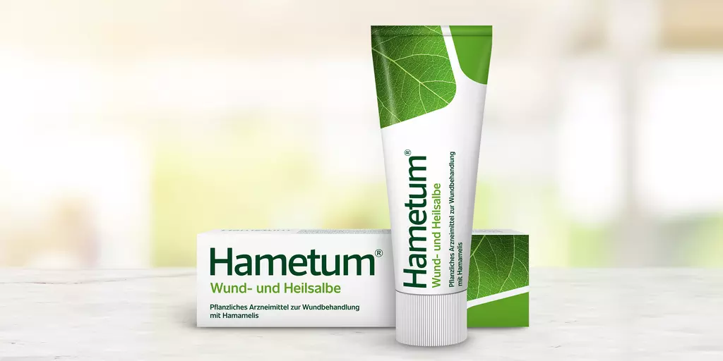 Packung und Tube Hametum Wund- und Heilsalbe auf einem Ladentisch in der Apotheke mit unscharfem Hintergrund