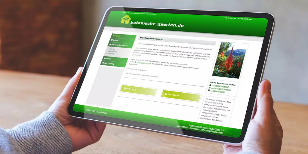 Aufsicht auf ein Tablet mit geöffneter Website botanische-gaerten.de, dass eine junge Frau in den Händen hält