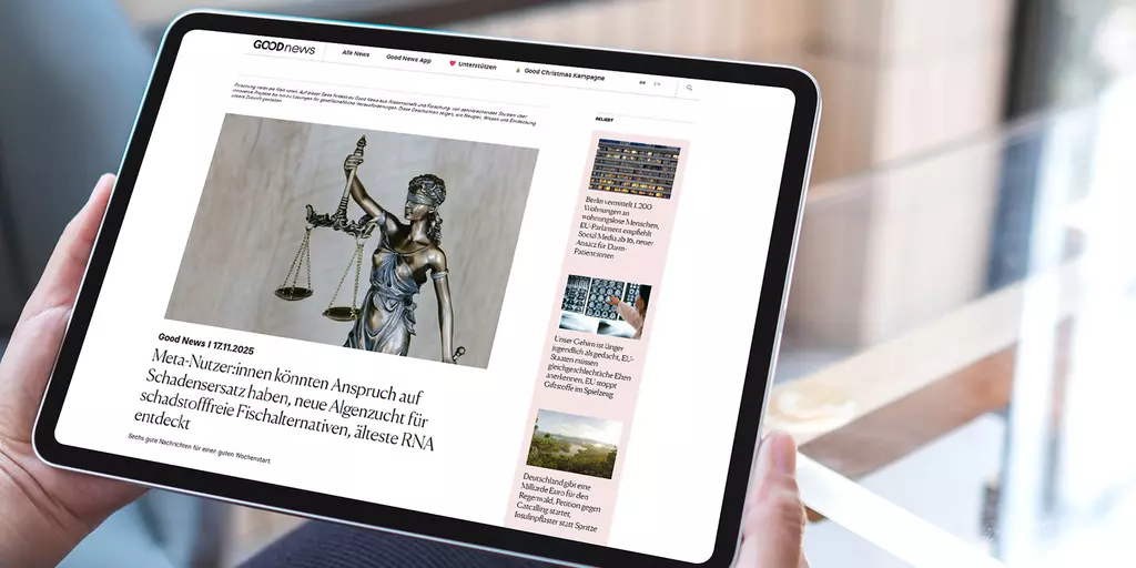 Aufsicht auf ein Tablet mit geöffneter Website goodnews.de, dass eine junge Frau in den Händen hält