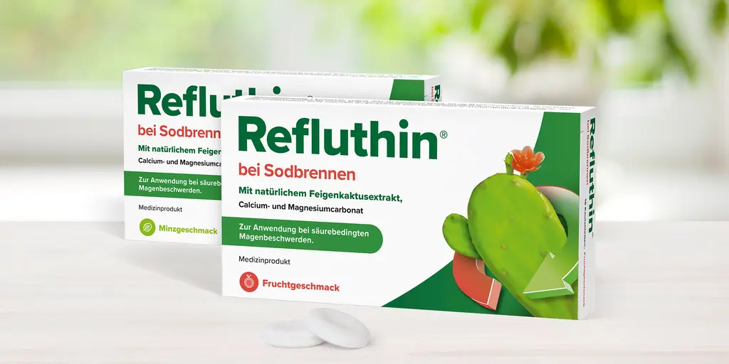 Packungen von Refluthinauf einer Holzplatte vor Pflanzenhintergrund