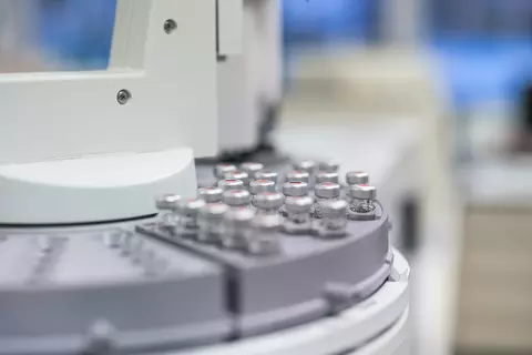 Nahaufnahme einer Zentrifuge im Labor bei Dr. Willmar Schwabe