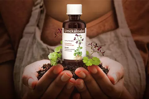 Umckaloabo® KeyVisual – Frau die eine Umckaloabo-Flasche in ihren Handflächen hält