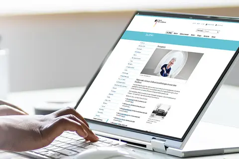 Eine Frau schaut sich an ihrem Laptop die Webseite des Deutschen Patent- und Markenamtes an