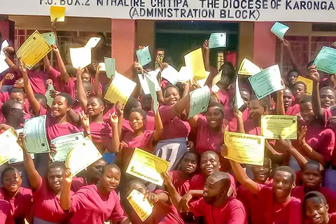 Eine Schülergruppe aus Malawi mit ihren Abschlusszeugnissen
