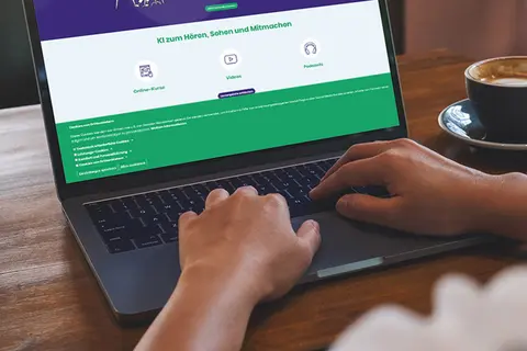 Laptop mit Webseite zum Thema KI auf dem Screen