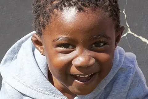 Zwei lachende Kinder aus einem Kindergarten in Südafrika