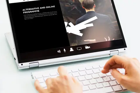 Aufsicht auf ein Laptop mit geöffneter Website des Netzwerks der RuhrKunstMuseen
