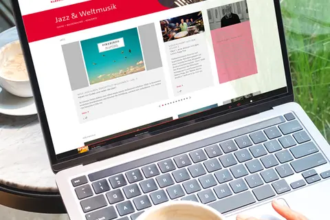 Aufsicht auf ein Laptop mit geöffneter Website für Jazz- und Weltmusik des Bayerischen Rundfunks 