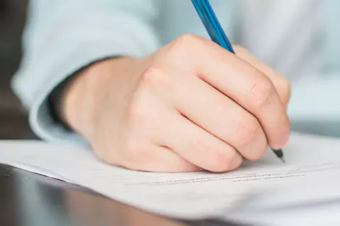 Ein Mann füllt einen Fragebogen aus