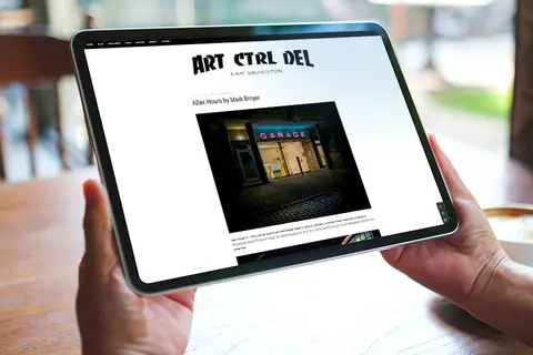 Aufsicht auf ein Laptop mit geöffneter Website ART CTRL DEL, die sich eine junge Frau anschaut
