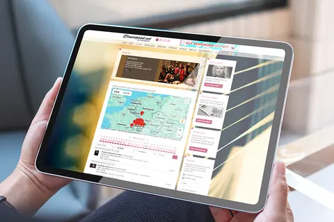 Aufsicht auf ein Tablet mit geöffneter Website classicpoint.net, dass eine junge Frau in den Händen hält