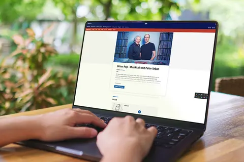 Aufsicht auf ein Tablet mit geöffneter Website Urban Pop – Musikndr.de/talk mit Peter Urban | NDR.de - Kultu, dass eine junge Frau in den Händen hält
