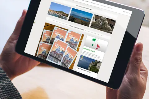 Aufsicht auf ein Tablet mit geöffneter Website sonoitalia.de, dass eine junge Frau in den Händen hält