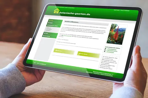 Aufsicht auf ein Tablet mit geöffneter Website botanische-gaerten.de, dass eine junge Frau in den Händen hält