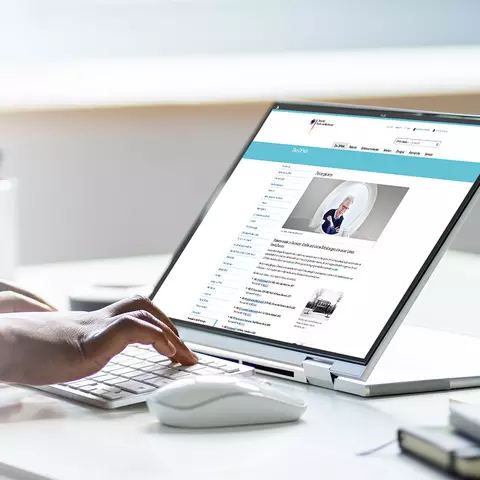 Eine Frau schaut sich an ihrem Laptop die Webseite des Deutschen Patent- und Markenamtes an