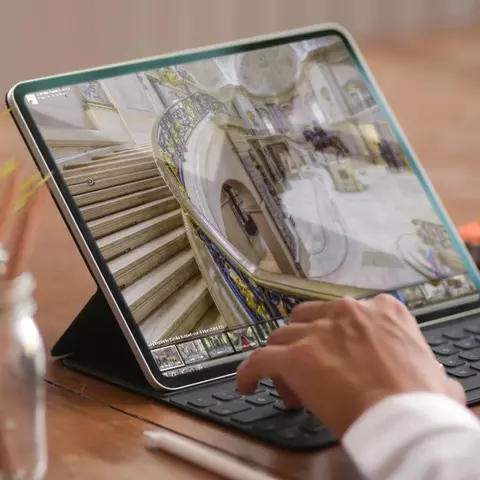 Aufsicht auf ein Laptop mit geöffneter Website des Bode Museums, die sich eine junge Frau anschaut