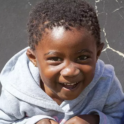 Zwei lachende Kinder aus einem Kindergarten in Südafrika