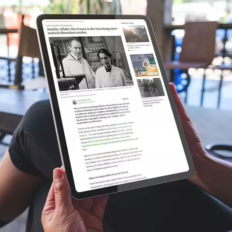 Aufsicht auf ein Tablet mit der Website zum Thema Matilda-Effekt, dass eine junge Frau in den Händen hält
