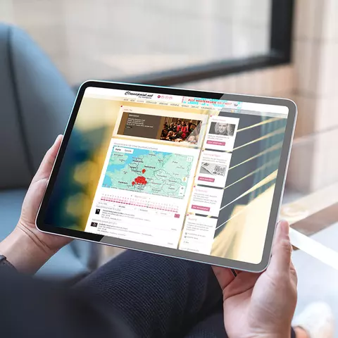Aufsicht auf ein Tablet mit geöffneter Website classicpoint.net, dass eine junge Frau in den Händen hält