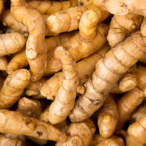  Detail-Ansicht von Curcuma-Wurzeln