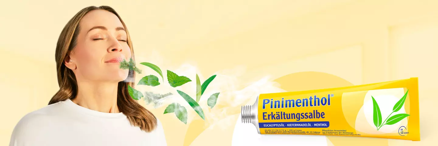 Bildkomposition aus Pinimentho®l-Salbentube und einer jungen Frau, die die ätherischen Öle von Pinimenthol® einatmet