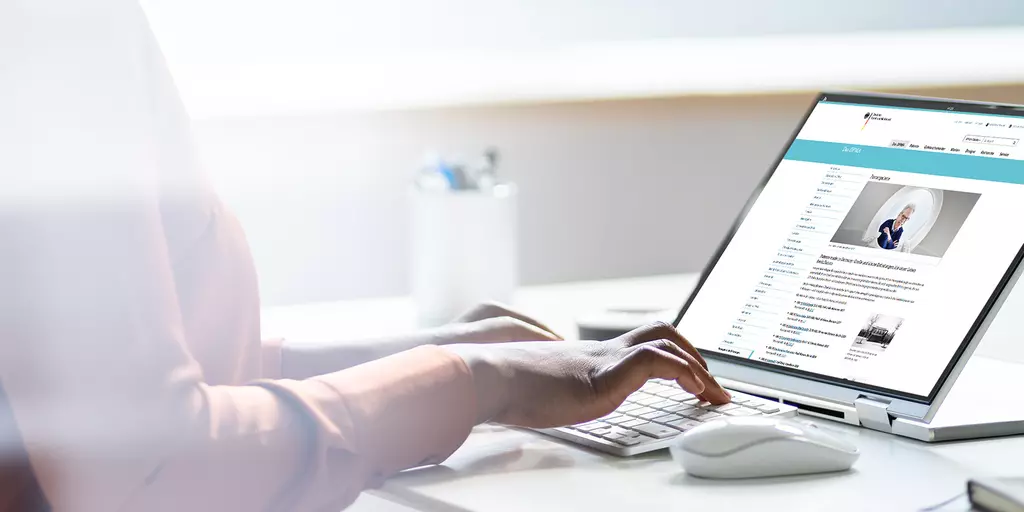 Eine Frau schaut sich an ihrem Laptop die Webseite des Deutschen Patent- und Markenamtes an
