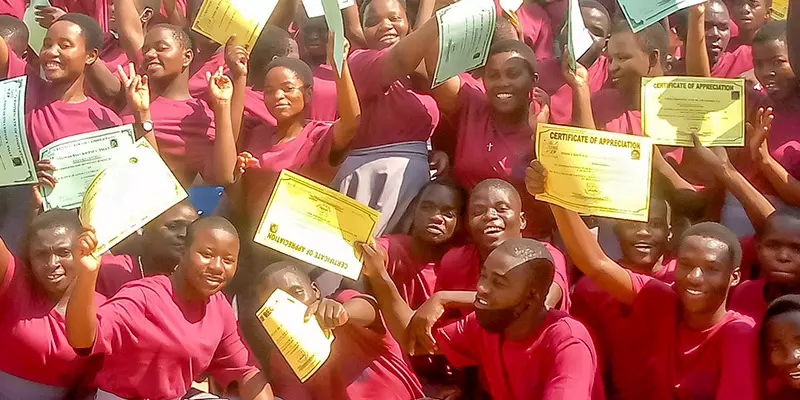 Eine Schülergruppe aus Malawi mit ihren Abschlusszeugnissen