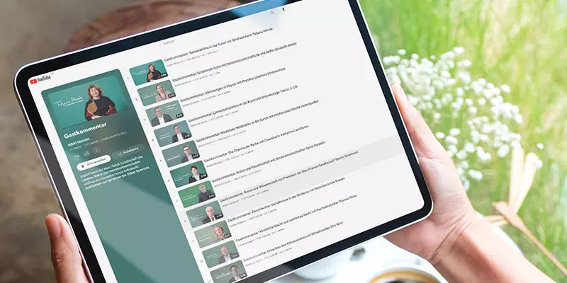 Aufsicht auf ein Tablet mit einer Website zu einer Reihe auf YouTube, dass eine Junge Frau in den Händen hält