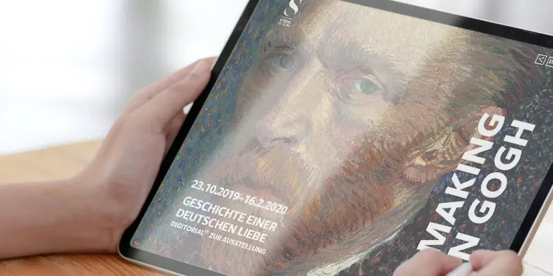 Aufsicht auf ein Tablet mit der Website des Städelmuseums, dass eine junge Frau in den Händen hält