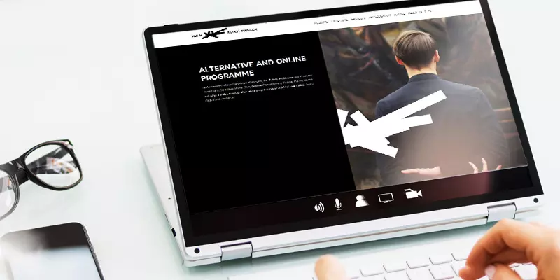 Aufsicht auf ein Laptop mit geöffneter Website des Netzwerks der RuhrKunstMuseen