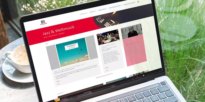 Aufsicht auf ein Laptop mit geöffneter Website für Jazz- und Weltmusik des Bayerischen Rundfunks