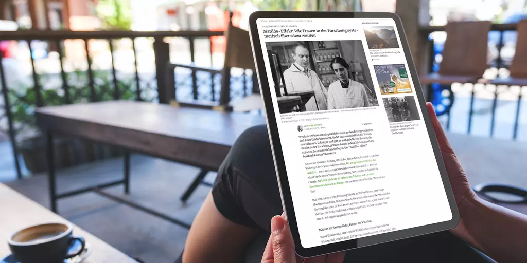 Aufsicht auf ein Tablet mit der Website zum Thema Matilda-Effekt, dass eine junge Frau in den Händen hält