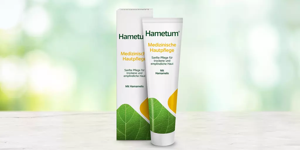 Packung und Tube Hametum Medizinische Hautpflege auf einem Tisch in der Apotheke mit unscharfem Hintergrund