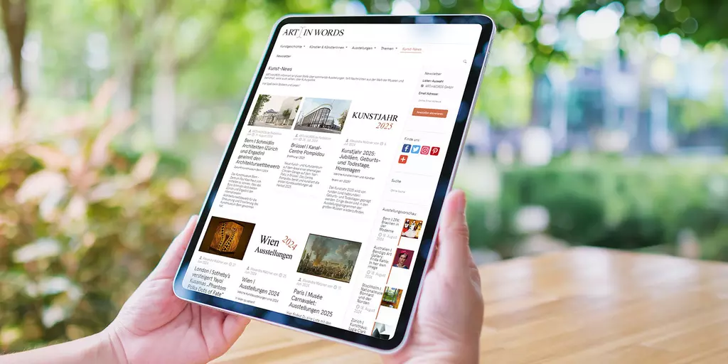 Aufsicht auf ein Tablet mit geöffneter Website artinwords.de, das eine junge Frau in den Händen hält