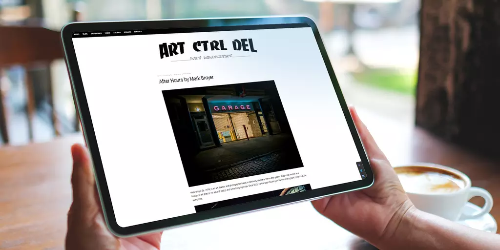 Aufsicht auf ein Laptop mit geöffneter Website ART CTRL DEL, die sich eine junge Frau anschaut