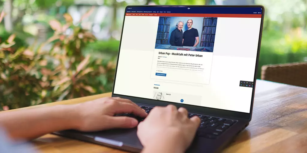 Aufsicht auf ein Tablet mit geöffneter Website Urban Pop – Musikndr.de/talk mit Peter Urban | NDR.de - Kultu, dass eine junge Frau in den Händen hält