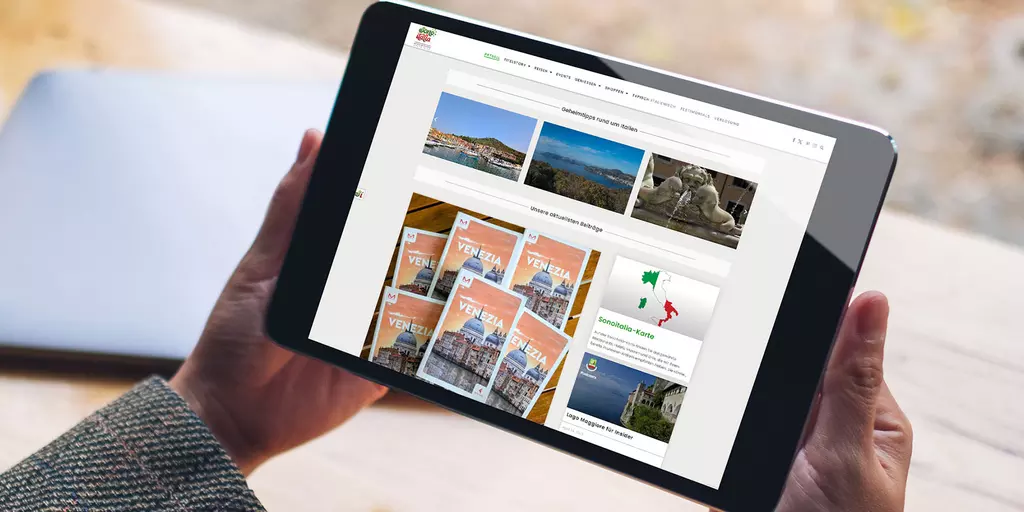 Aufsicht auf ein Tablet mit geöffneter Website sonoitalia.de, dass eine junge Frau in den Händen hält