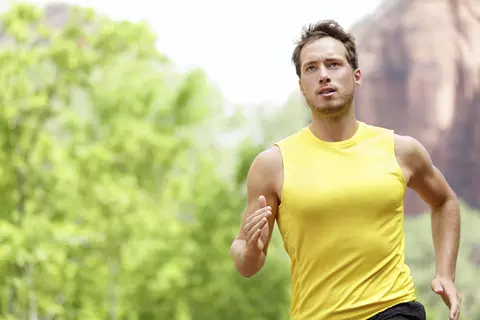 Junger Mann joggt um positive Emotionen aufzubauen