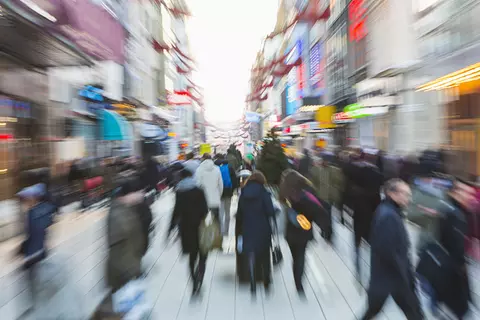 Gestresste Menschen in der Rush Hour auf der Straße