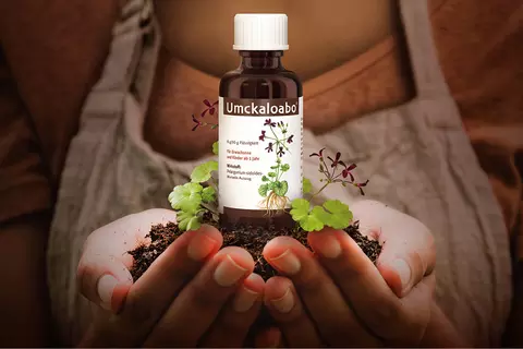 Umckaloabo® KeyVisual – Frau die eine Umckaloabo-Flasche in ihren Handflächen hält