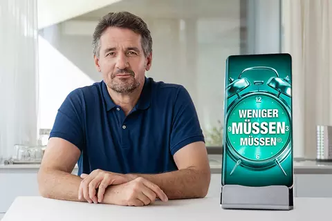 Mann KeyVisual Prostagutt und Mobil-Telefon mit Slogan