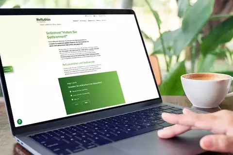 Detailaufnahme eines Laptops mit geöffnetem Refluthin® Selbsttest Sodbrennen