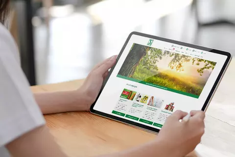 Aufsicht auf ein Tablet mit geöffneter Website des Fachkreiportals, dass eine junge PTA in den Händen hält