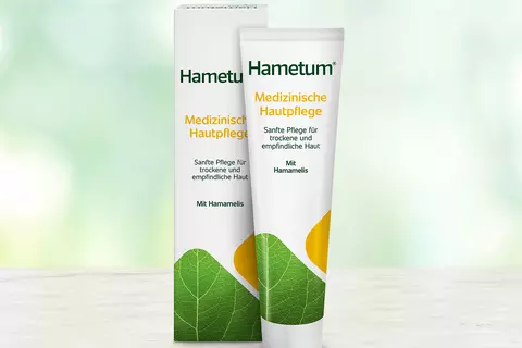Packung und Tube Hametum Medizinische Hautpflege auf einem Tisch in der Apotheke