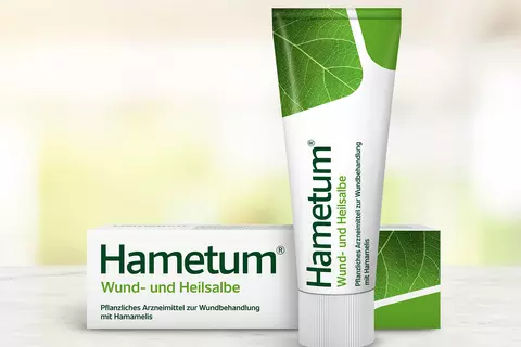 Packung und Tube Hametum Wund- und Heilsalbe auf einem Ladentisch in der Apotheke