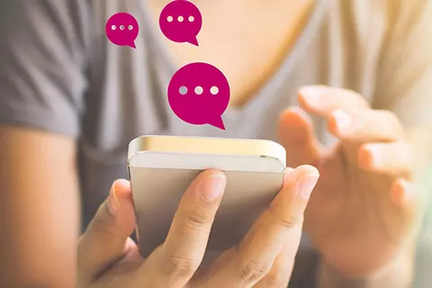 Detailaufnahme Hände mit Smartphone mit Icons Kontakt