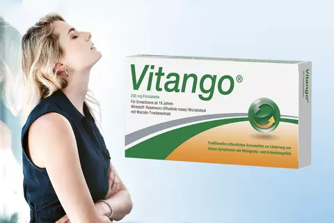 Frau mit geschlossenen lehnt an der Wand und Vitango Packung.